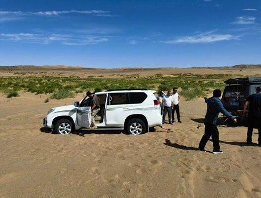 9个人挤一辆车闯沙漠被困 车里没有水和食物